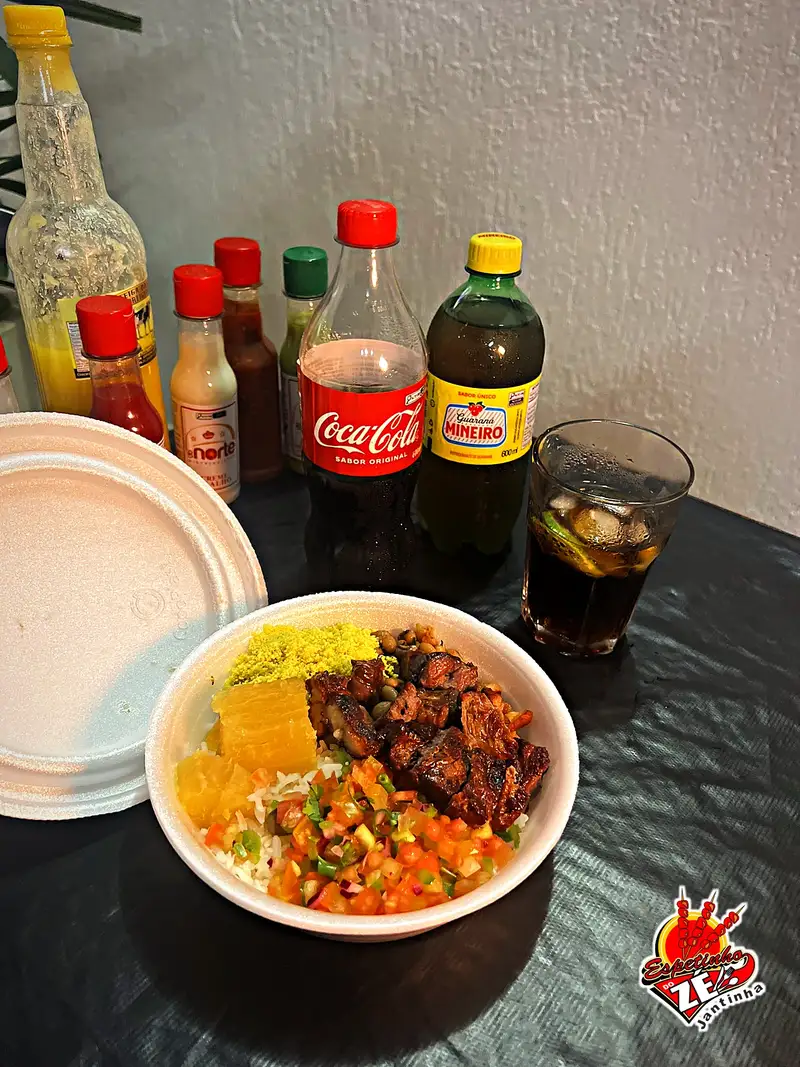 Jantinha na marmita com carne, arroz, farofa, mandioca e vinagrete para entrega
