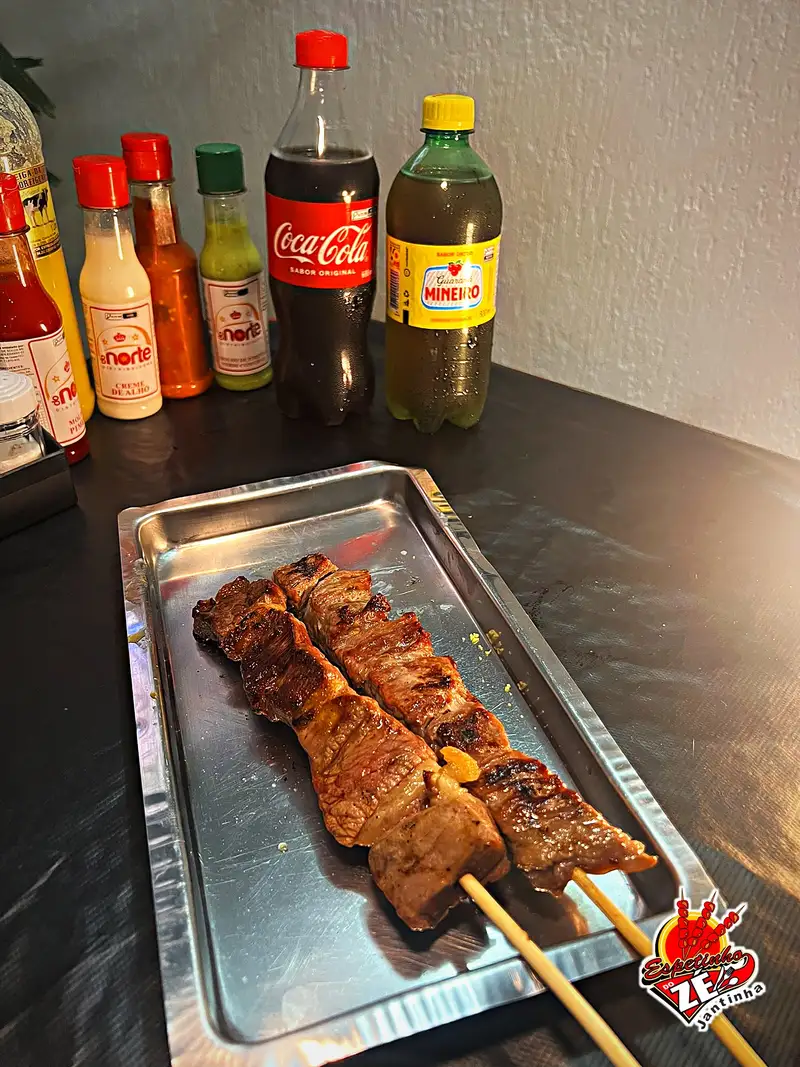 Dois espetinhos de carne assados na bandeja