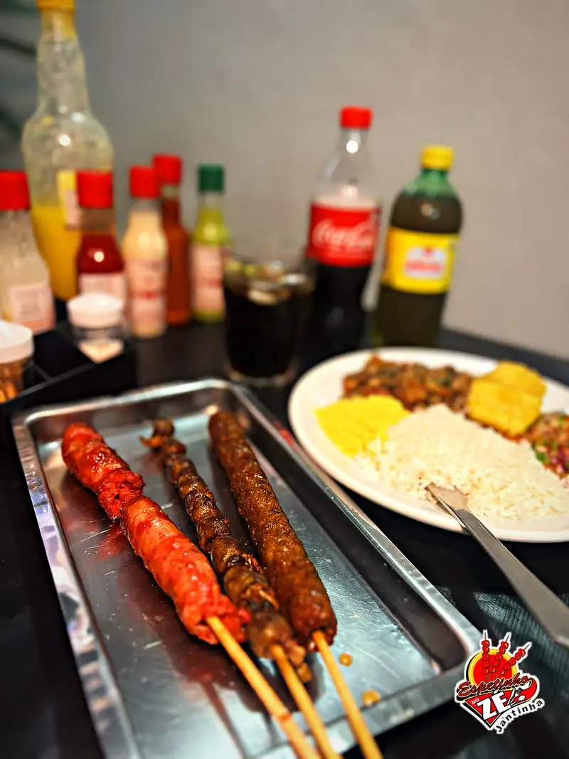 Espetinhos de linguiça toscana, linguiça apimentada e cafta na bandeja com a jantinha